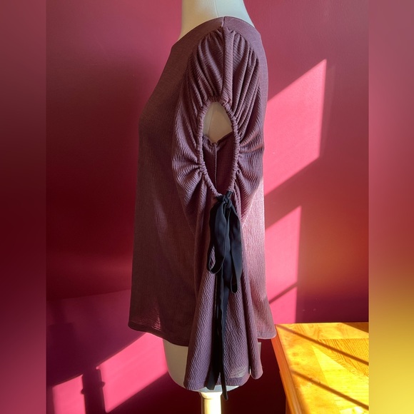 Express mauve top with cut outs on sleeves that tie sz S - Picture 3 of 10